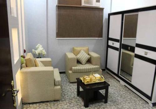 ハーイルにあるشقق الماسة التاج للوحدات السكنيةの椅子2脚とテーブルのあるリビングルーム