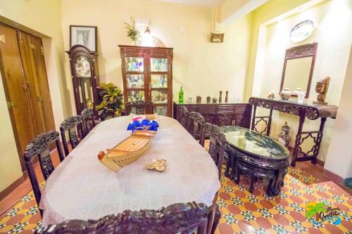 a dining room with a long table and chairs at Moradia dos Quadros in Divar