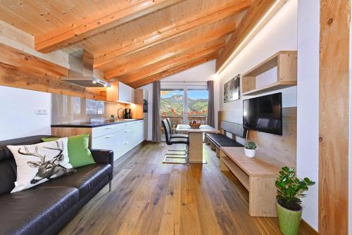 una sala de estar con un sofá y una mesa en Jaiterhof, en Funes