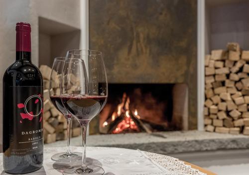 a glass of wine next to a bottle of wine at Apartment Alpenland in Obergurgl