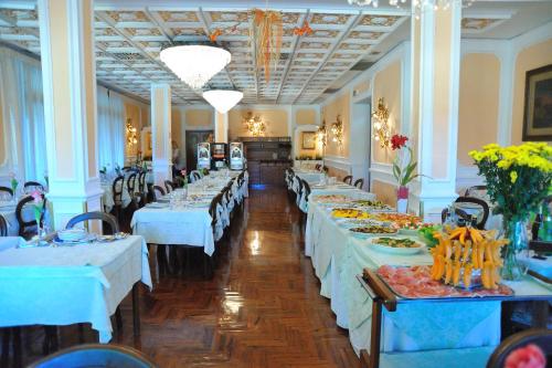 Reštaurácia alebo iné gastronomické zariadenie v ubytovaní Hotel Savona