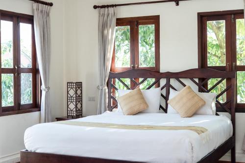Postel nebo postele na pokoji v ubytování Luang Prabang Legend Hotel