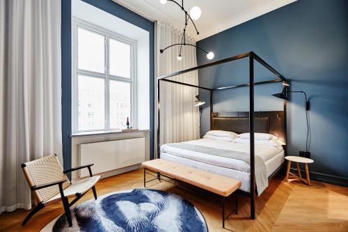 1 dormitorio con 1 cama, 1 mesa y 1 silla en Nobis Hotel Copenhagen, a Member of Design Hotels™ en Copenhague