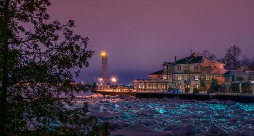a large crowd of people on a beach at night at Goéliche hotel et appartement in Saint-Laurent-de-l'ile d'Orleans