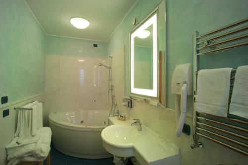 Phòng tắm tại West Florence