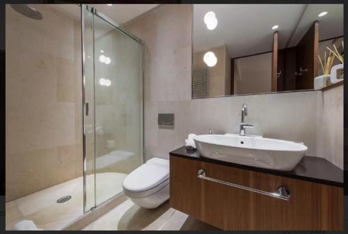 ミラノにあるGaribaldi 66 Breraのバスルーム(トイレ、洗面台、シャワー付)