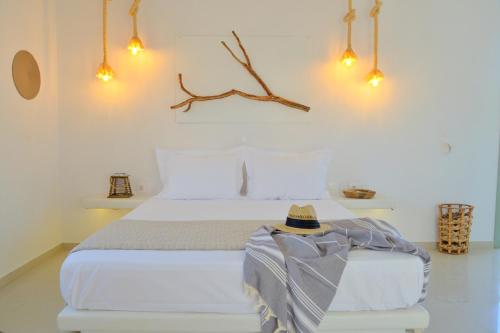 a bedroom with a bed with a hat on it at Hawk Stone in Adamas