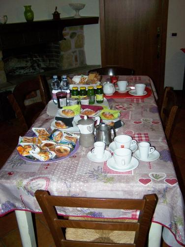 una mesa con un mantel con comida. en b&b da Maria, en Fagagna