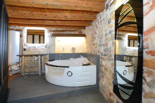 Vonios kambarys apgyvendinimo įstaigoje Le Clos de Sainte Croix