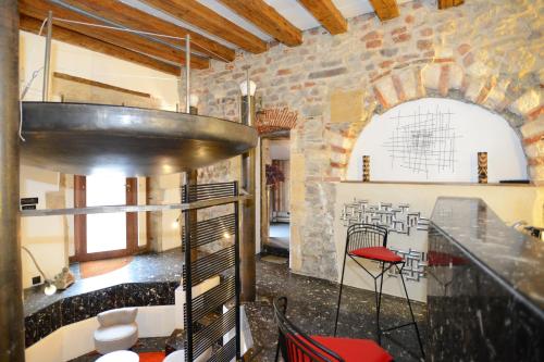 une grande pièce avec un comptoir et des chaises dans un bâtiment dans l'établissement Le Clos de Sainte Croix, à Lyon