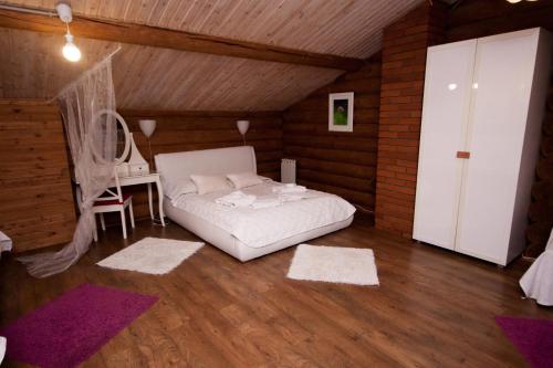 1 dormitorio con 1 cama y escritorio en una habitación en Premier Hotel, en Gorodets