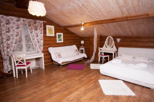 1 dormitorio con 2 camas, mesa y sillas en Premier Hotel en Gorodets