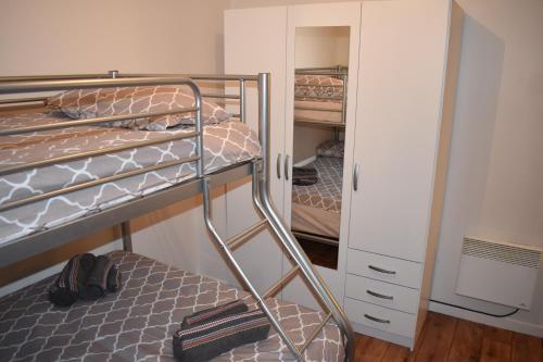 a room with two bunk beds and a closet at Duplex à 1 kilomètre de Disneyland Paris in Montévrain
