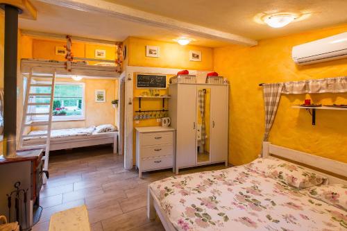 een slaapkamer met 2 bedden, een bureau en een stapelbed bij House Gabrijel with four seasons outdoor kitchen in Bled