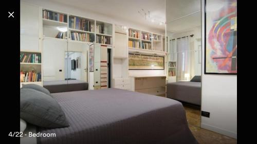 威尼斯的住宿－CA' VIRGINIA，一间卧室配有床和书架