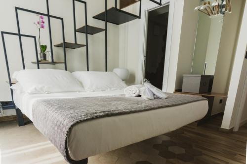 une chambre avec un lit avec des serviettes dessus dans l'établissement Catania House, à Catane