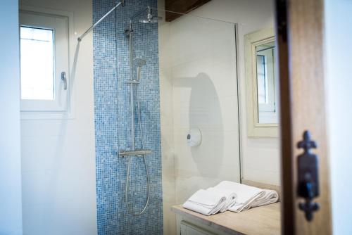 baño con ducha y puerta de cristal en B&B Le Clos du Phare - En campagne, en Saint-Samson-de-la-Roque