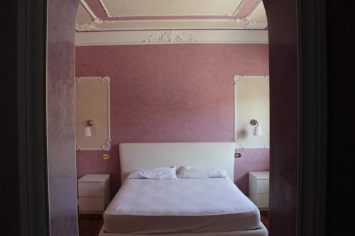 Giường trong phòng chung tại Stefano's House