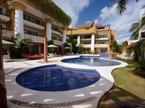 Bazén v ubytování Secret Paradise nebo v jeho okolí