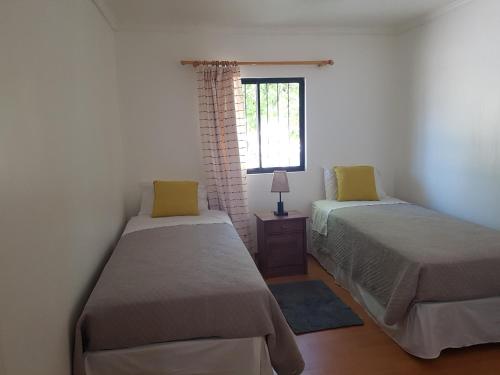 Zimmer mit 2 Betten und einem Fenster in der Unterkunft Apartamento La Calera in La Calera