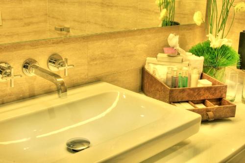 umywalkę z kranem i lustrem w łazience w obiekcie Armada Hotel Manila w mieście Manila