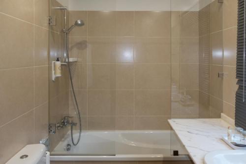 W łazience znajduje się prysznic, wanna i umywalka. w obiekcie Quinta de Anterronde w mieście Arouca