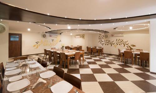 Un restaurante o sitio para comer en Hotel Vaikunth By Adamo