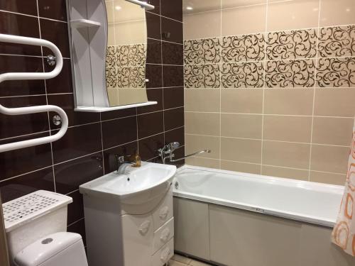 квартира في تامبوف: حمام مع حوض وحوض استحمام ومرحاض
