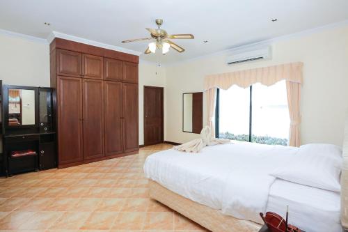 Säng eller sängar i ett rum på Royal Pool Villa Pattaya