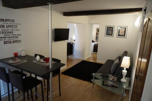 Μια τηλεόραση ή/και κέντρο ψυχαγωγίας στο Appartement Larzilliere