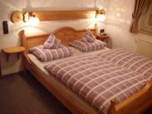 ein Schlafzimmer mit einem Bett und zwei Kissen darauf in der Unterkunft Ferienwohnungen Seidenweber in Schmallenberg