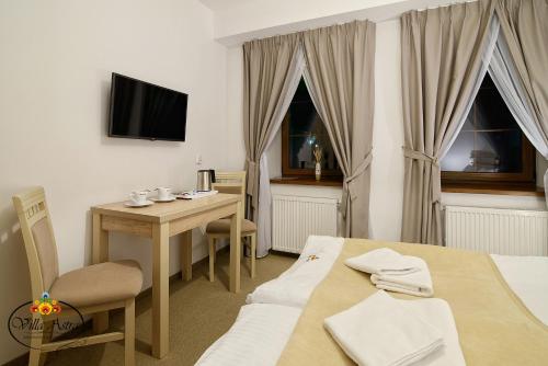 En eller flere senge i et værelse på Villa Astra - Apartments & Restaurant