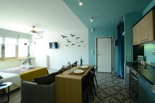 テッサロニキにあるMazi7thFloor #3のリビングルーム(ベッド1台付)、ソファ付きの部屋