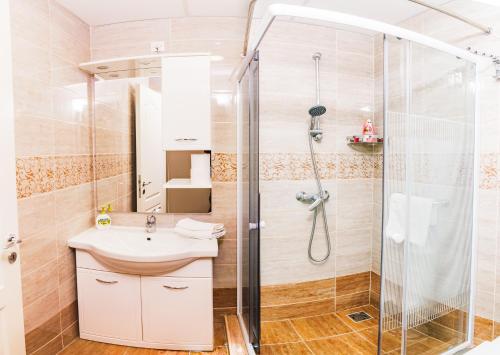 een badkamer met een douche en een wastafel bij Centric Lifestyle Apartments in Boedapest