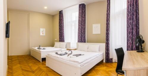 een woonkamer met 2 bedden en een raam bij Centric Lifestyle Apartments in Boedapest