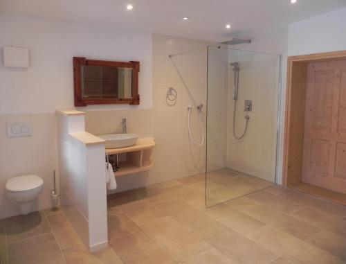 bagno con doccia, lavandino e servizi igienici di Haus am See a Ramsau
