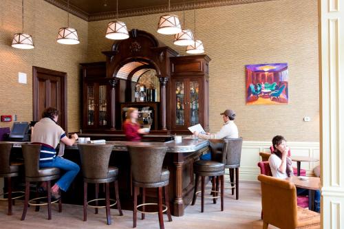 un grupo de personas sentadas en un bar en un restaurante en New Sheridan Hotel en Telluride