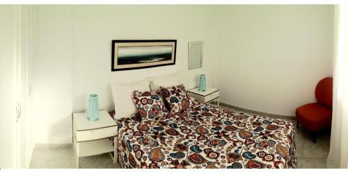 1 dormitorio con 1 cama y una foto en la pared en Apartamentos Punta Carero, en Alcalá
