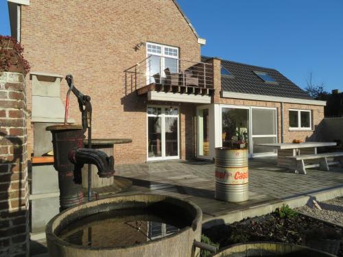 Das Gebäude in dem sich das Ferienhaus befindet