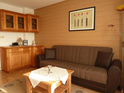 - un salon avec un canapé et une table dans l'établissement Gästehaus Sonnenhang, à Mondsee