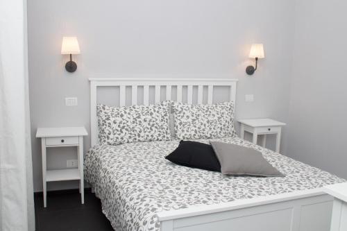 ナポリにあるResidenza Spinelliの白いベッドルーム(大型ベッド1台、ナイトスタンド2台付)