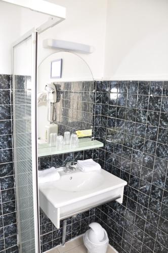 Bilik mandi di Citotel Hôtel Cesar