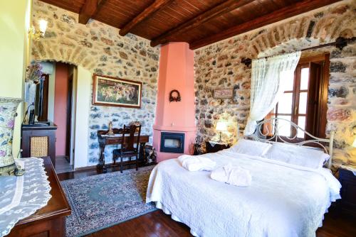 A bed or beds in a room at Arhontiko Kefalari