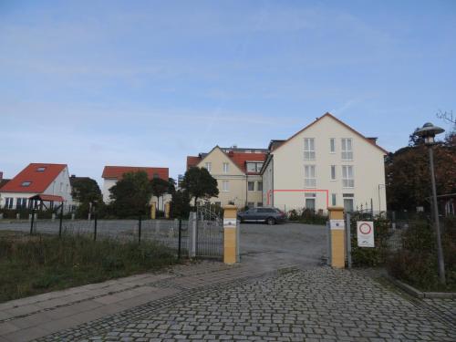 ヴィーク・アウフ・リューゲンにあるFeWo Wiek - Wohnung 28 "Yachthafen"の塀のある町家並み