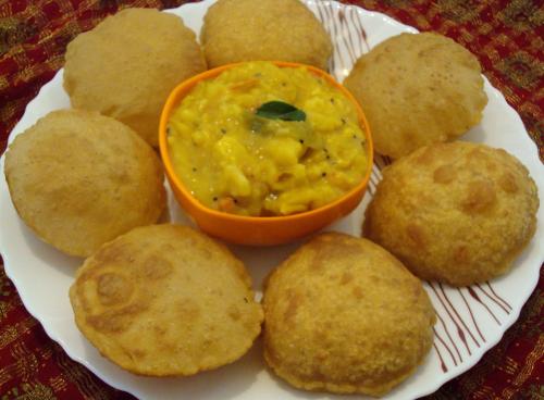 un plato de comida con un tazón de curry en La Casa, en Haridwar