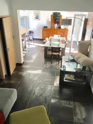 un salon avec un canapé et une table dans l'établissement Villa Olivea, à Rayol-Canadel-sur-Mer