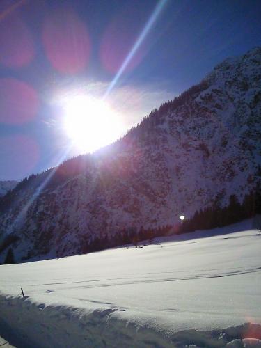 a snow covered mountain with the sun in the sky at Appartement Haus Zalim in Brand