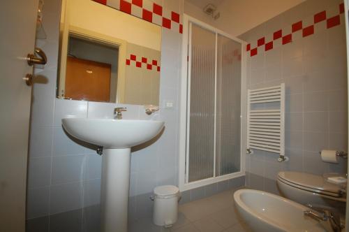 a bathroom with a sink and a toilet at Casa Religiosa Di Ospitalità Nazareno in Spoleto
