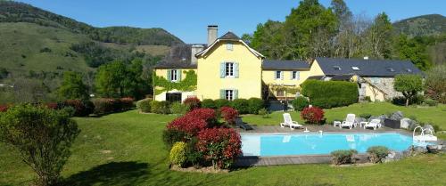 una casa con piscina en el patio en Maison d'hôtes Les 3 Baudets, en Issor