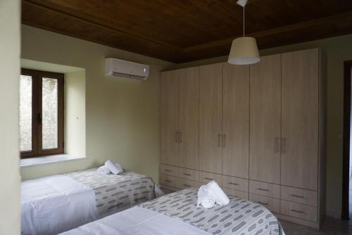 1 Schlafzimmer mit 2 Betten und einem Fenster in der Unterkunft Haus Kleopatra in Leonidi